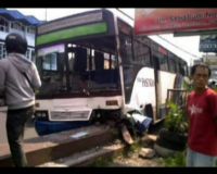 Bus Tabrak Tiang Telepon