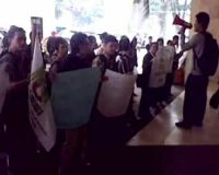 Massa KAMMI Geruduk DPRD Bandung
