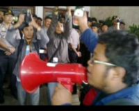 Anggota Dewan Ditantang Minum Bir