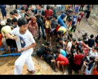 Berebut Air di Makam Mbah Kwitang