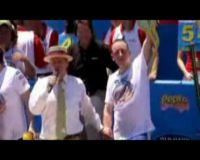 Lomba Makan Hotdog Tercepat