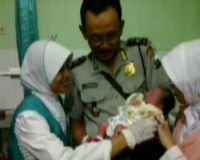 Bayi Berusia Sehari Ditemukan di Bak Sampah