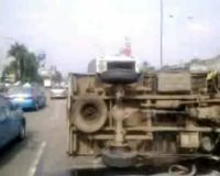 Truk Terbalik di Flyover Tanjung Barat