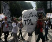 Aksi Bawa Alat Dapur dan Setrika