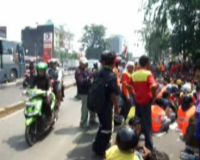 Demo Buruh Bikin Macet Buncit Raya 