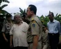 Foke Tinjau Tanggul Kali Pesanggrahan