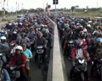 Ribuan Pemotor Padati Suramadu