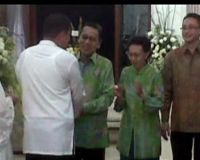 Boediono Lebaran dengan Paspampres