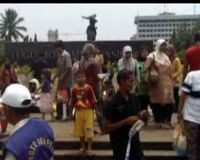 Monas Dibanjiri Warga