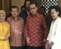 Boediono Bersilaturahmi ke Rumah JK 
