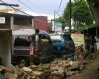 2 Mobil Tertimpa Tembok Roboh