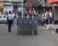 Polisi dan Demonstran Bentrok di Turki
