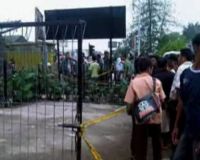 Lokasi Ledakan Bom Dipadati Warga