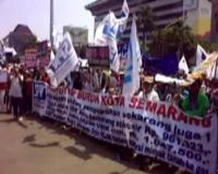Ratusan Buruh Geruduk Kantor Gubernur Jateng