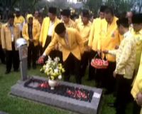 Ical Tabur Bunga di Makam Mantan Wapres