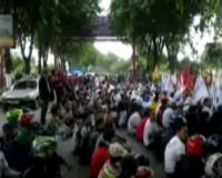 Ratusan Buruh Geruduk Polda Jatim