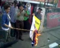 Massa Bendera Bakar Poster Soeharto 