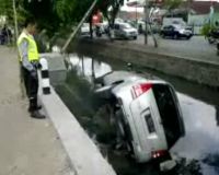 Kijang Innova Nyemplung ke Sungai