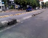 Separator Busway di Warung Buncit Berantakan