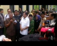 BoedionoTinjau Posko Pengungsi Merapi