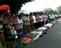 Din Syamsudin Pimpin Salat Ied di Tugu Pahlawan