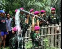 Marinir Bantu Pengungsi Buat Saluran Air