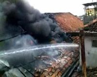Gudang Besi di Jalan Jepara Terbakar