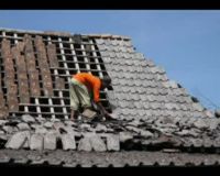Pengungsi Merapi Bersih-bersih Rumah