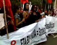 Peringati Hari AIDS, Waria Bagi-bagi Bunga