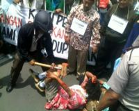 Ribuan Buruh Demo Kantor Gubernur