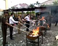 Kejari Surabaya Musnahkan Barbuk Kejahatan