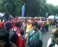 Penonton dan Pedagang Padati GBK