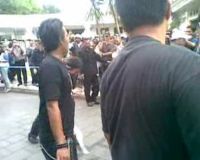 Aksi Limbad Menarik Truk Seberat 8 ton