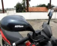 Spion Motor Bernyanyi