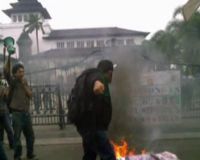 Massa HMI Bentrok dengan Polisi