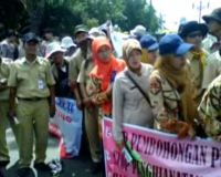 Ribuan PNS Honorer Serbu Istana Negara