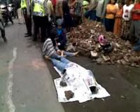 Terpeleset, Biker Tewas Terlindas Truk