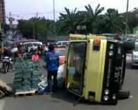 Truk Bermuatan Buku Terguling