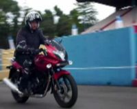 Bajaj Pulsar 220 Cukup Rp 18,6 Juta
