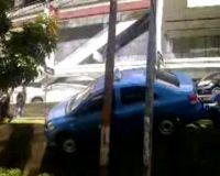 Taksi Terperosok di Parkir Pejaten Village