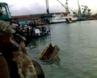 Truk Molen Nyemplung ke Laut