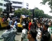 Buruh Bongkar Muat Blokir Jalan