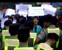 Demo Boediono, Mahasiswa Dibarikade Polisi