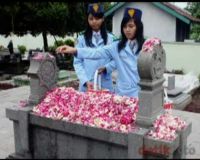 Tabur Bunga di Makam Ki Hajar Dewantara