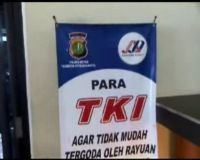 Menkum HAM Sambut TKI di Bandara