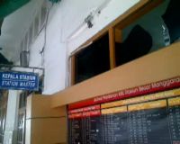 Penumpang KRL Rusak Stasiun Manggarai