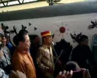 Menbudpar Luncurkan Kereta Bermotif Batik 