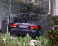 Mobil Seruduk ATM Permata di Setiabudi Building
