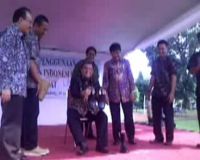 PNS Jabar Wajib Pakai Sepatu Dalam Negeri