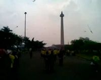 Puluhan Layang-layang Diterbangkan di Monas  